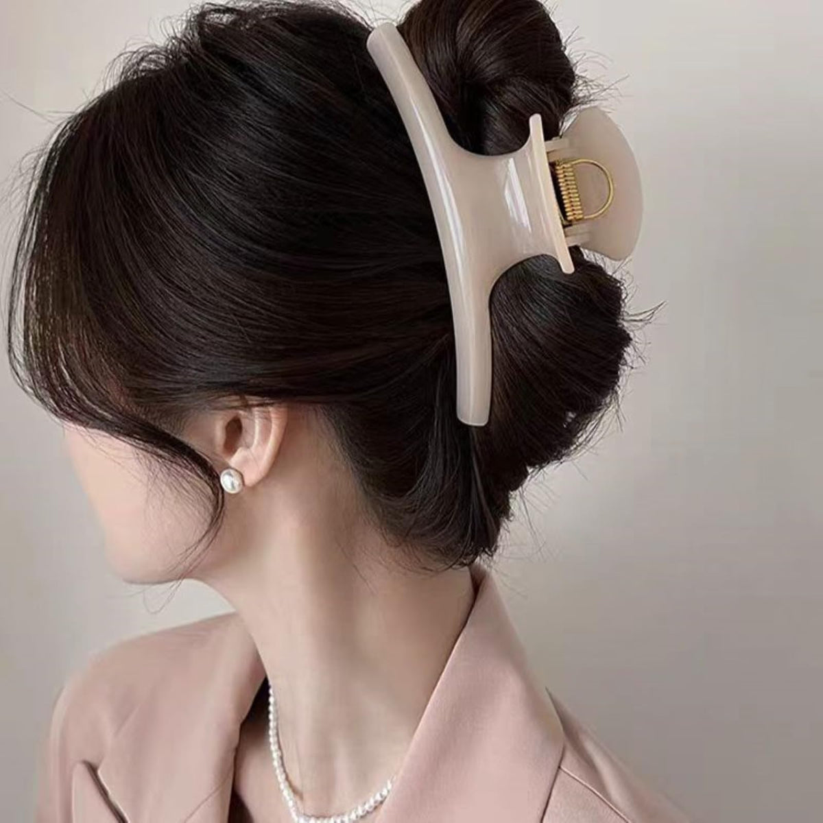 Hydigoo lifestyle image of woman wearing clip, comfortable everyday styling benefit