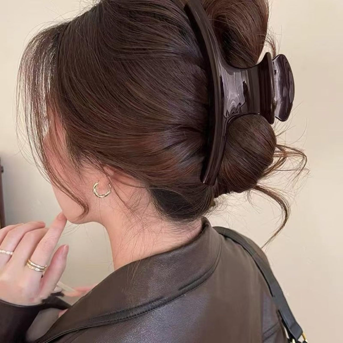 Hydigoo next to ruler illustrating 5.9-inch jumbo size for large hair volumes
