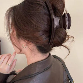 Hydigoo next to ruler illustrating 5.9-inch jumbo size for large hair volumes