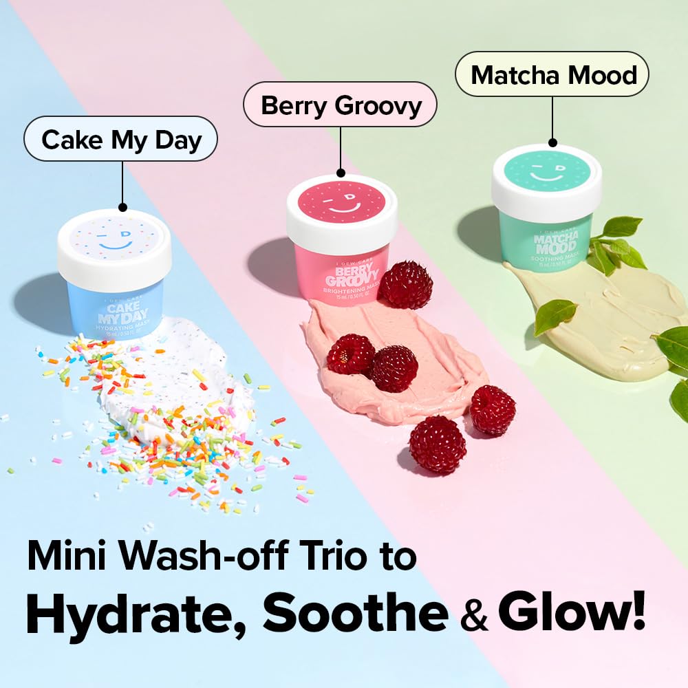 I DEW CARE Matcha Mood green clay being scooped to soothe and balance pores