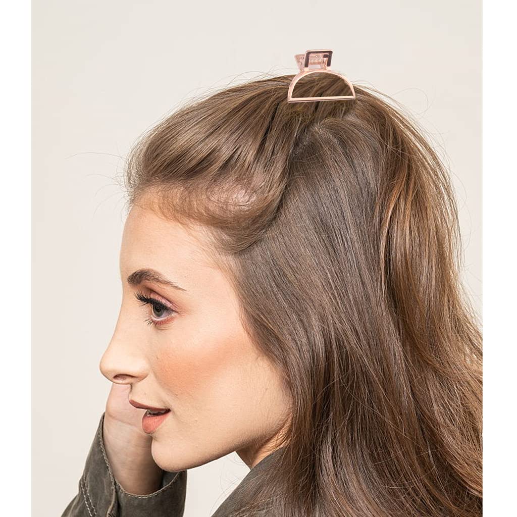 IAXSEE clips in a daytime hairstyle showing stylish look and comfortable wear