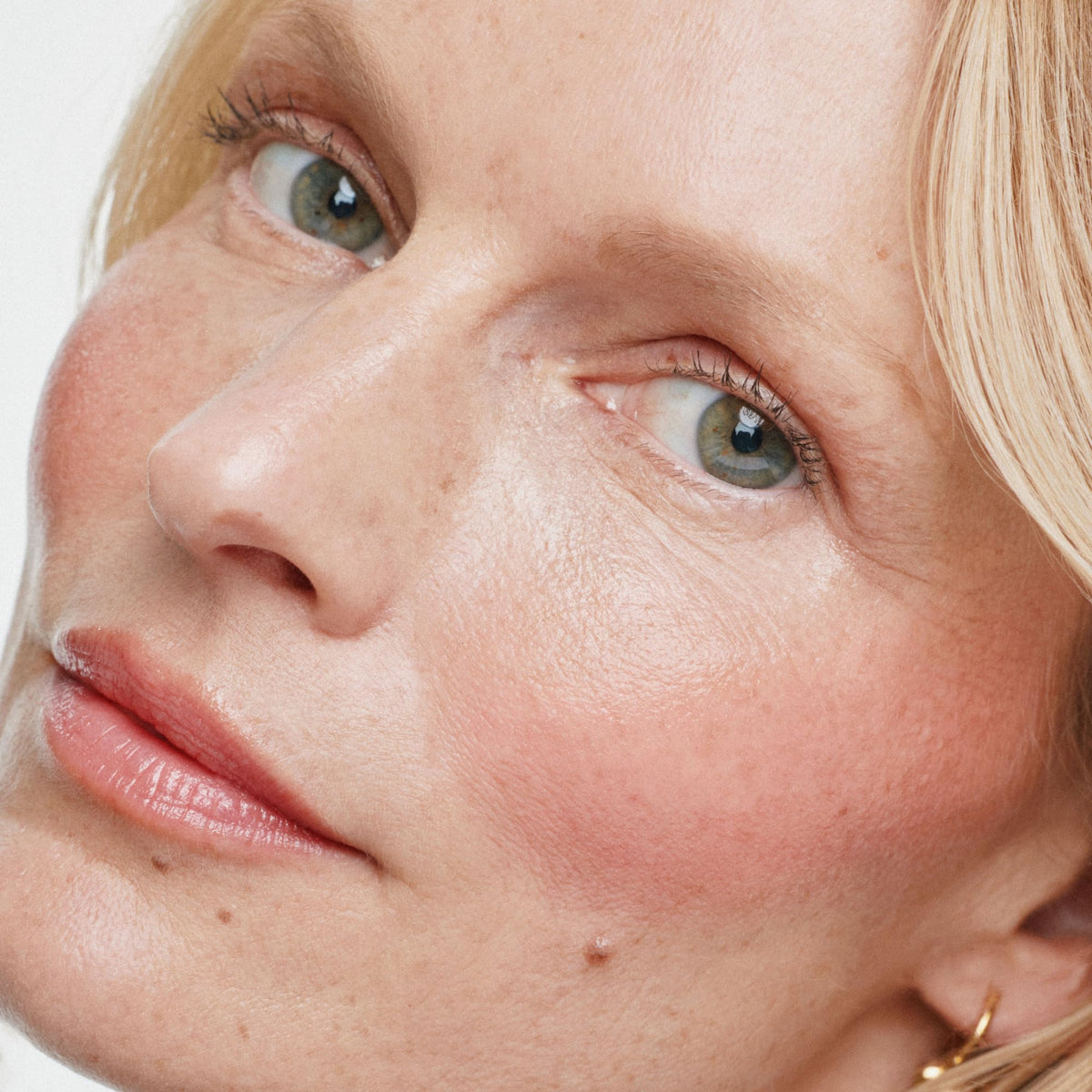 ILIA swiped on lips illustrating soft sheen and comfortable, non-sticky wear