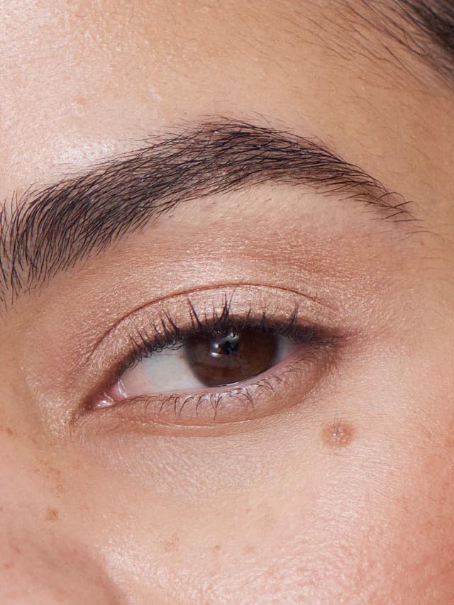 ILIA warm champagne pearl lid close-up with metallic finish for luminous effect