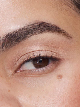 ILIA warm champagne pearl lid close-up with metallic finish for luminous effect