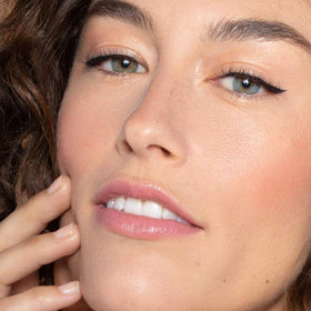 ILIA applied on model eye demonstrating smooth application and longlasting definition