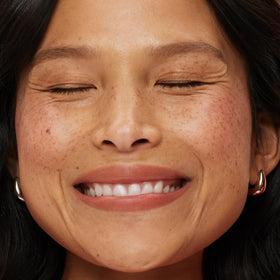 ILIA model applying crayon demonstrating natural soft-matte finish and wearability