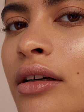 ILIA application on lips demonstrating thin layer for overnight hydration
