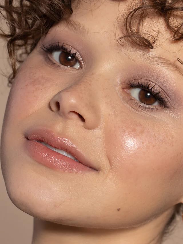 ILIA metallic shade detail on lid showing reflective pigment for dimension