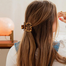 Interesse clips gripping fine hair closeup showcasing non-slip hold and gentle grip