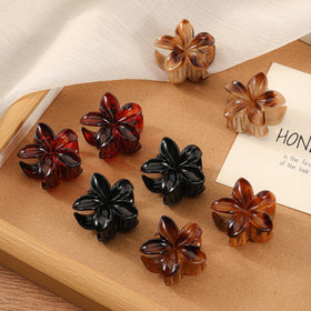 Interesse clips clipped to a beach bag, decorative and practical for travel