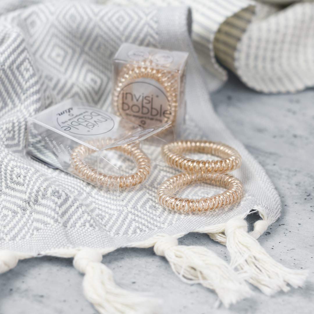 invisibobble SLIM in an evening outfit highlighting metallic finish