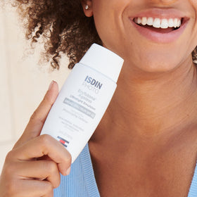 ISDIN Eryfotona cream texture close-up demonstrating lightweight feel