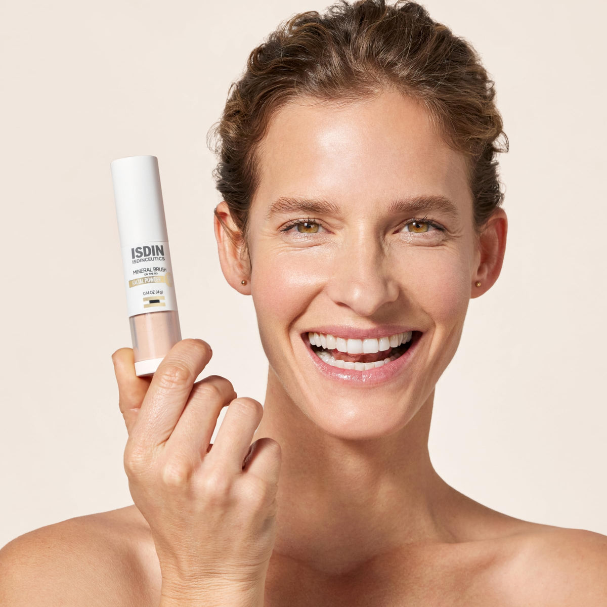 ISDIN mineral brush powder texture close-up highlighting matte mineral finish