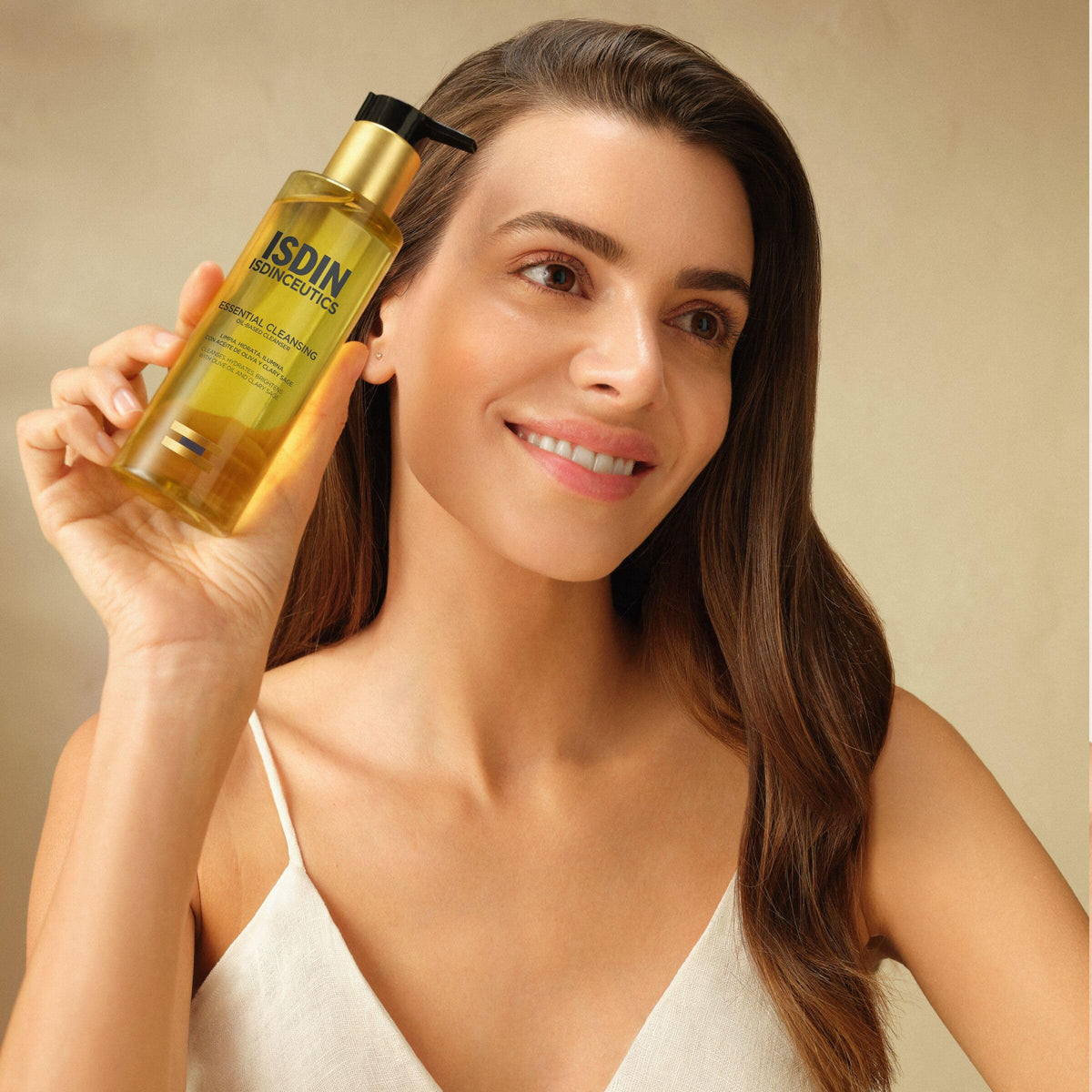 ISDIN oil-to-milk texture close-up showing creamy emulsion for gentle cleansing