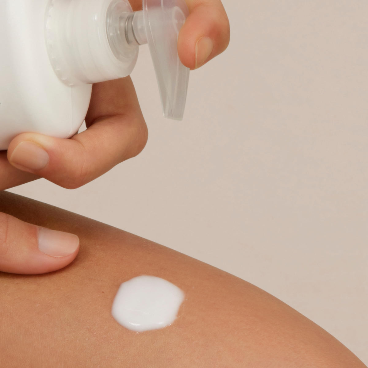 ISDIN Uradin 10 pump dispenser close-up for easy, mess-free application
