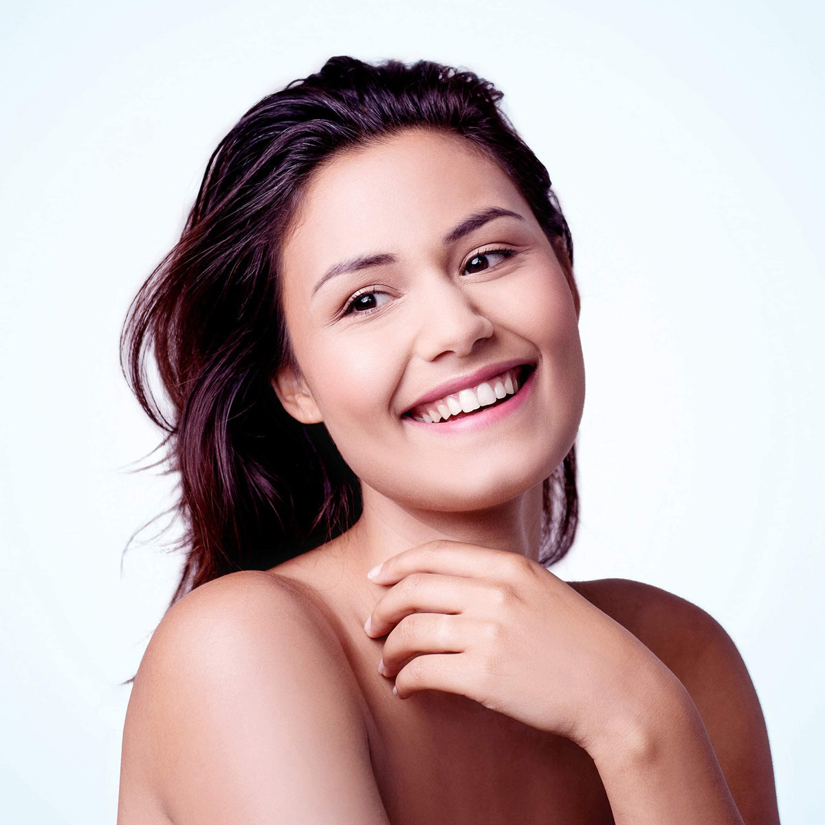 IsisPharma applied to abdomen showing how it aids appearance of post-pregnancy linea nigra benefit