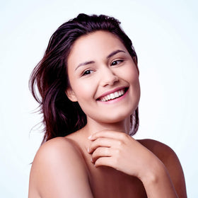 IsisPharma applied to abdomen showing how it aids appearance of post-pregnancy linea nigra benefit