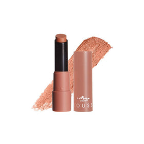 Italia Deluxe lip application close-up showing smooth opaque coverage