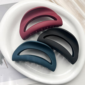 ivyu size scale with hand showing compact clip dimensions for easy carrying