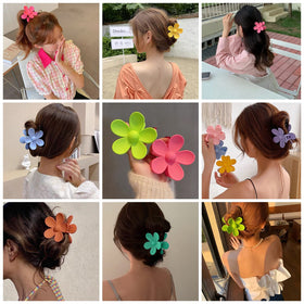 JANFUN model wearing a half‑up daisy clip, adds playful feminine accent