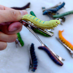 JINBUYAO clip beside a hand showing compact size and lightweight benefit