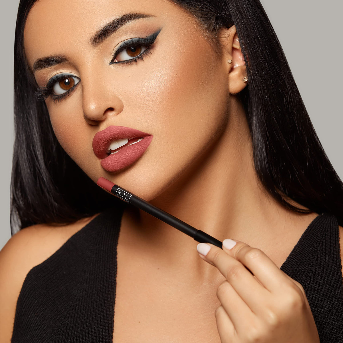 K7L Toast lifestyle evening look illustrating lasting color and confidence