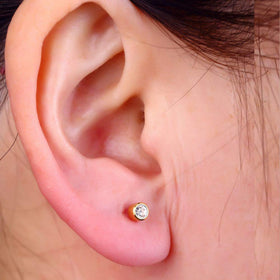 KAIQIKAIXI demonstration on ear model showing quick, guided piercing action