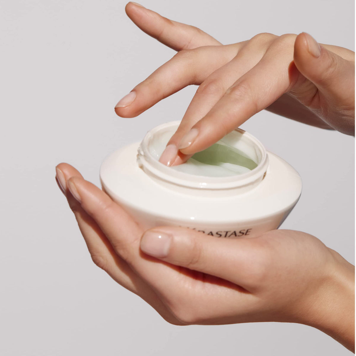 KÉRASTASE label and ingredients detail, reassures formula transparency benefit