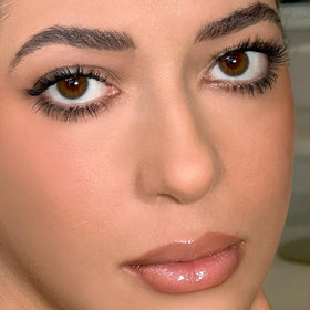 Kevyn Aucoin mascara applied to lower lashes for defined precise results