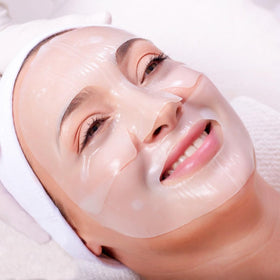 Kewhunt cooling gel applied showing cold-touch relief after sun exposure