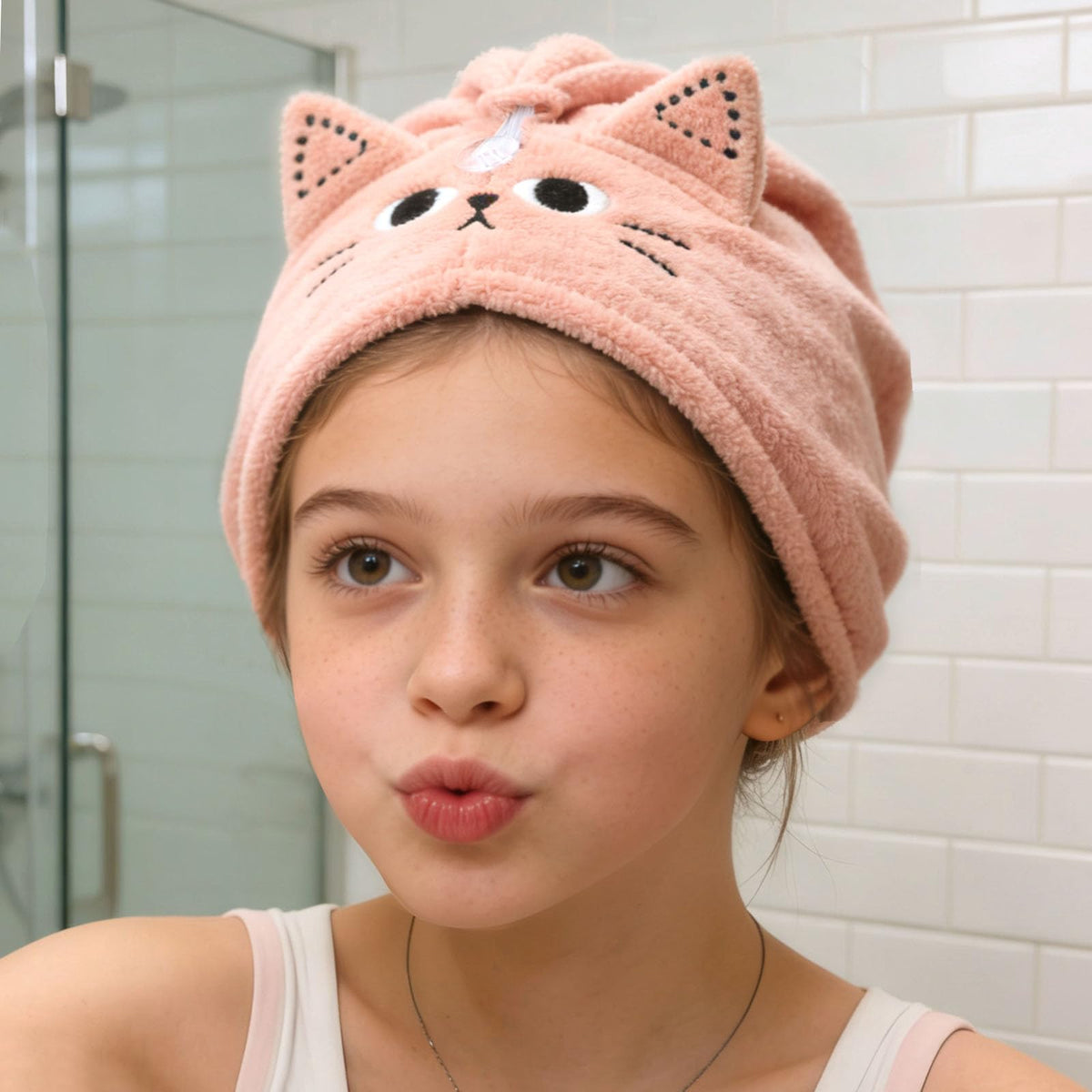 KIGOTWIN towel next to ruler showing dimensions and coverage for various hair lengths