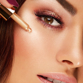 KIKO Milano application on skin with fingers for easy blending