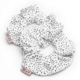 Kitsch scrunchie absorbing water from wet hair to limit blow-dry time