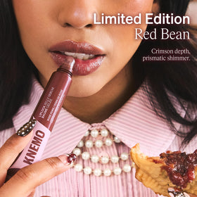 KNEMO close-up on lips illustrating glossy shine and hydrated appearance