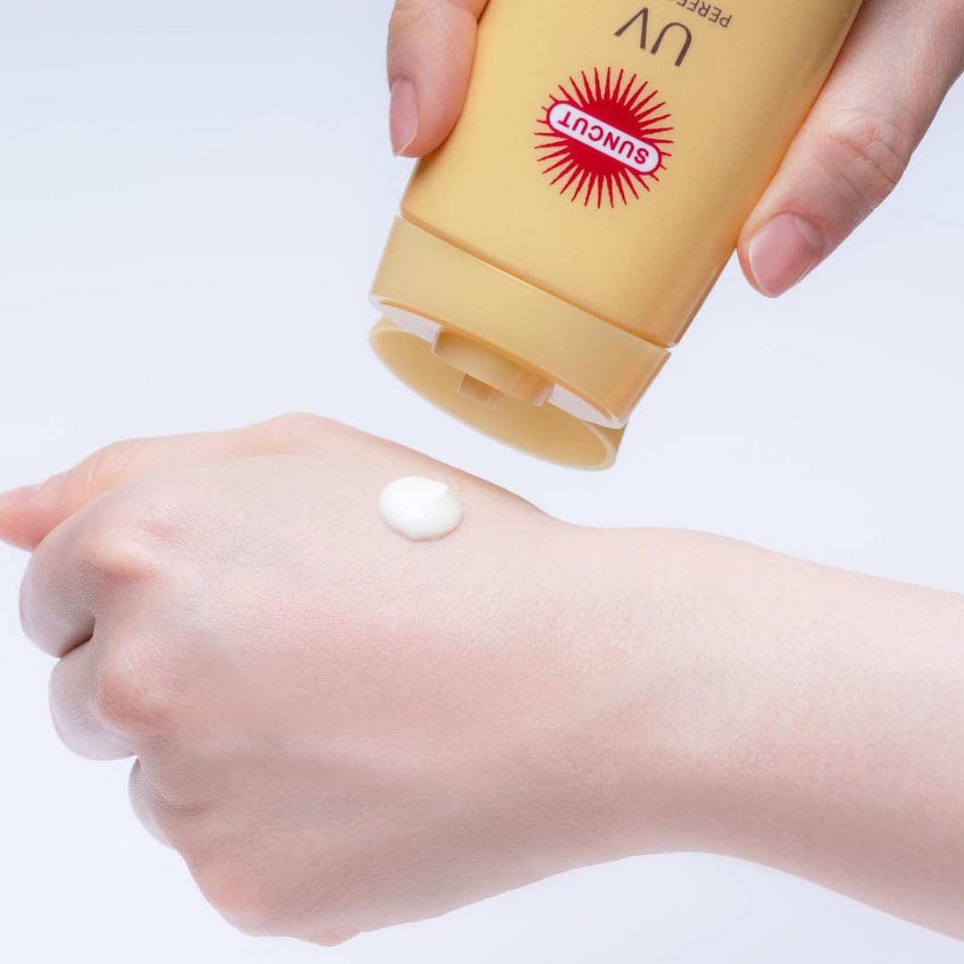 KOSE SUNCUT gel texture close-up demonstrating lightweight spreadability and fast absorption