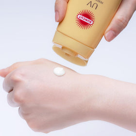 KOSE SUNCUT gel texture close-up demonstrating lightweight spreadability and fast absorption