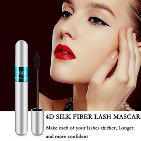 KUNSHNBEI model applying mascara showing easy, clump-free finish