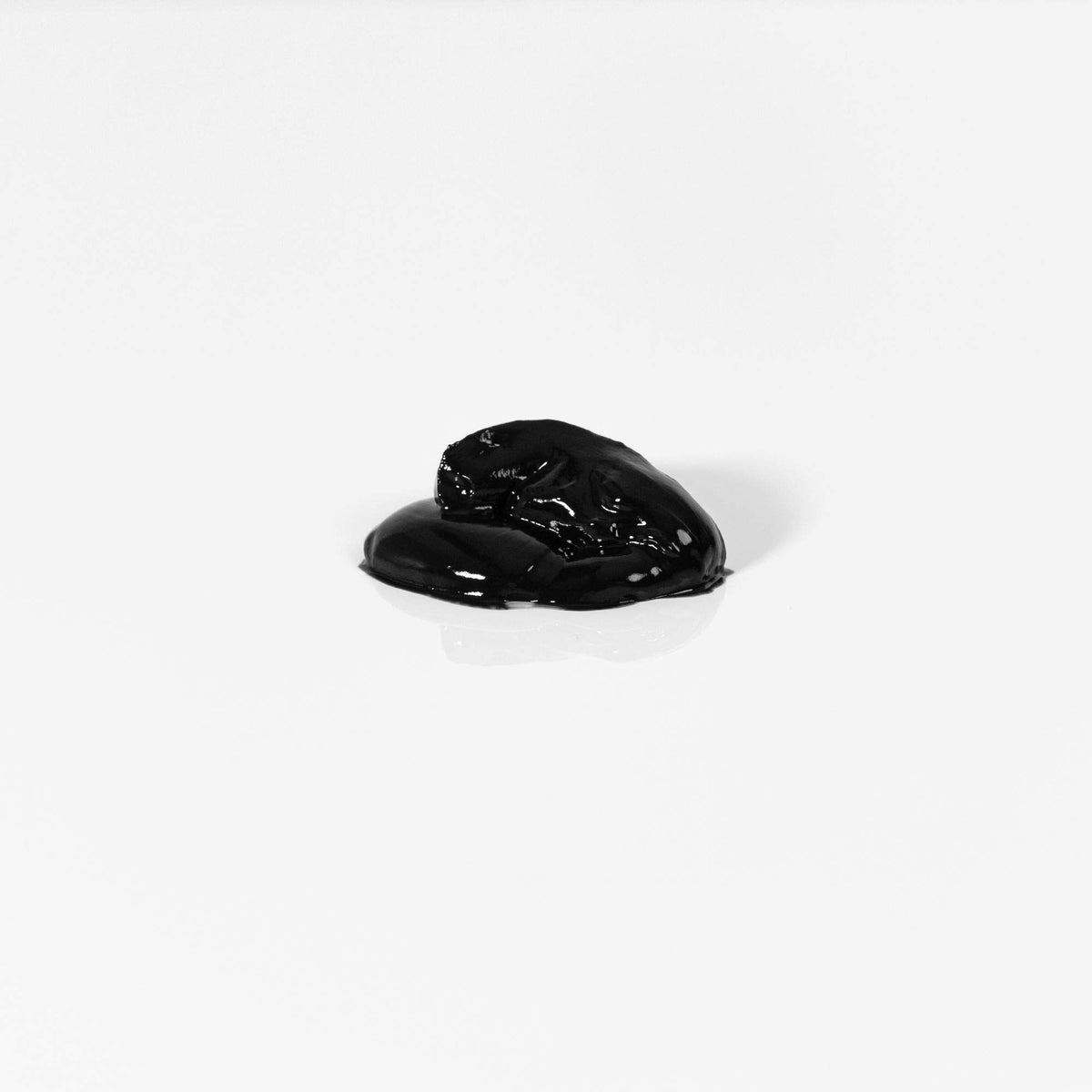 L3 black gel close-up on hair strand showing pigmented coverage and natural finish
