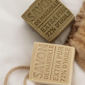 La Compagnie de Provence cube beside ruler and label showing size, weight and authenticity benefit
