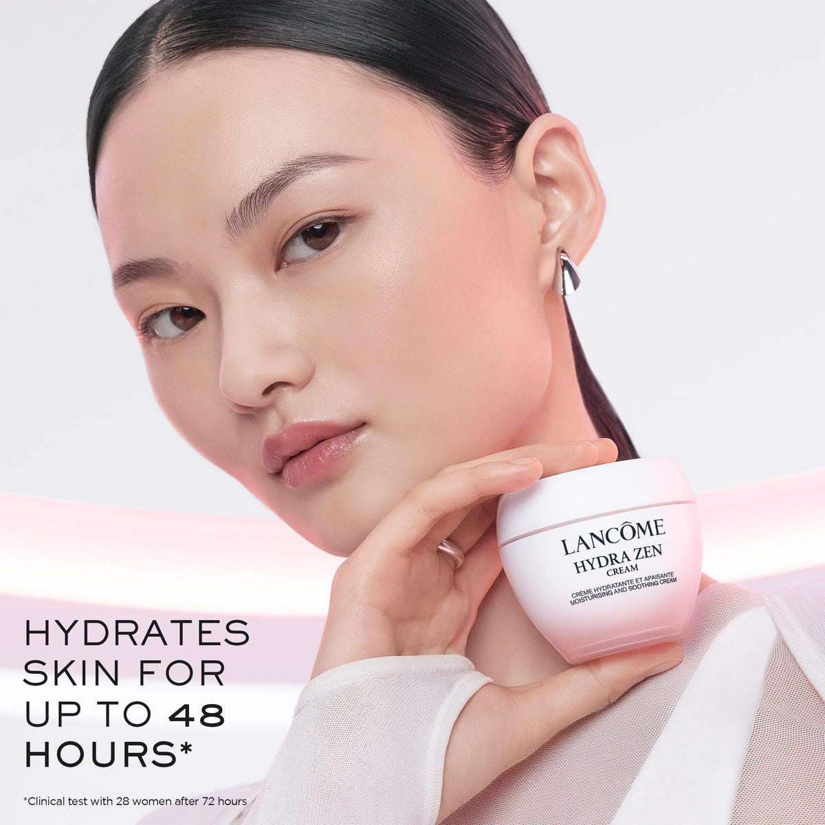 Lancôme applying cream from jar to fingers demonstrating easy dispense benefit