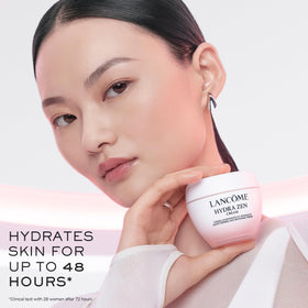 Lancôme applying cream from jar to fingers demonstrating easy dispense benefit