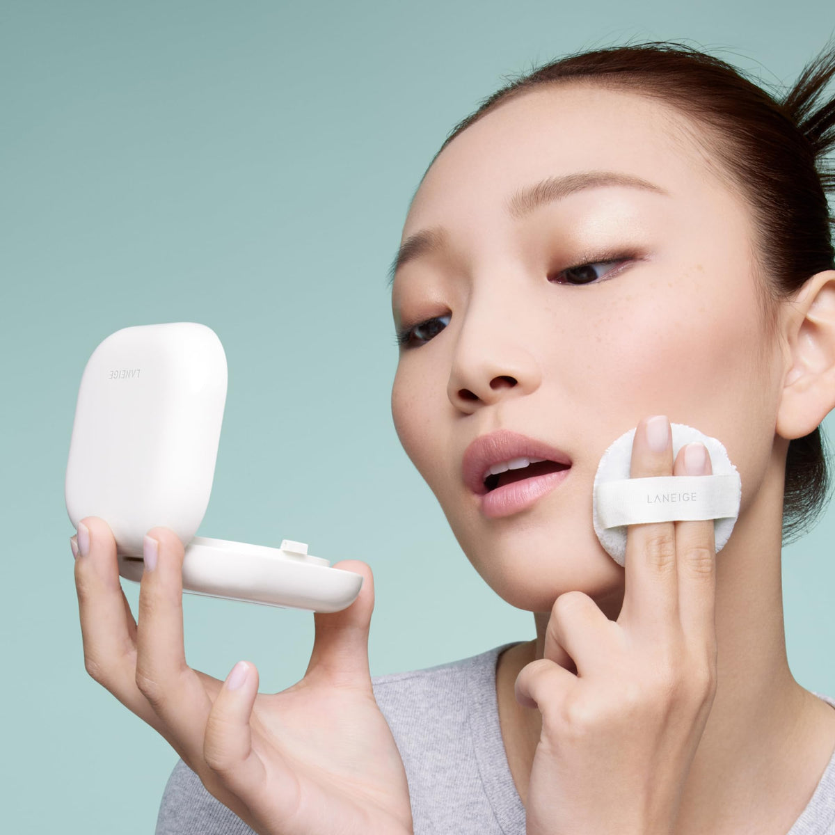 LANEIGE powder puff application demo for quick touch-up control