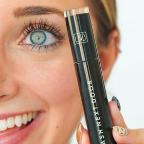 Lash Next Door bristle closeup highlighting separation and clump control benefit