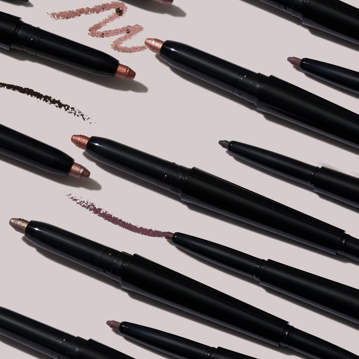 LAURA GELLER applied shadow and liner on eyelid showing luminous finish and hold