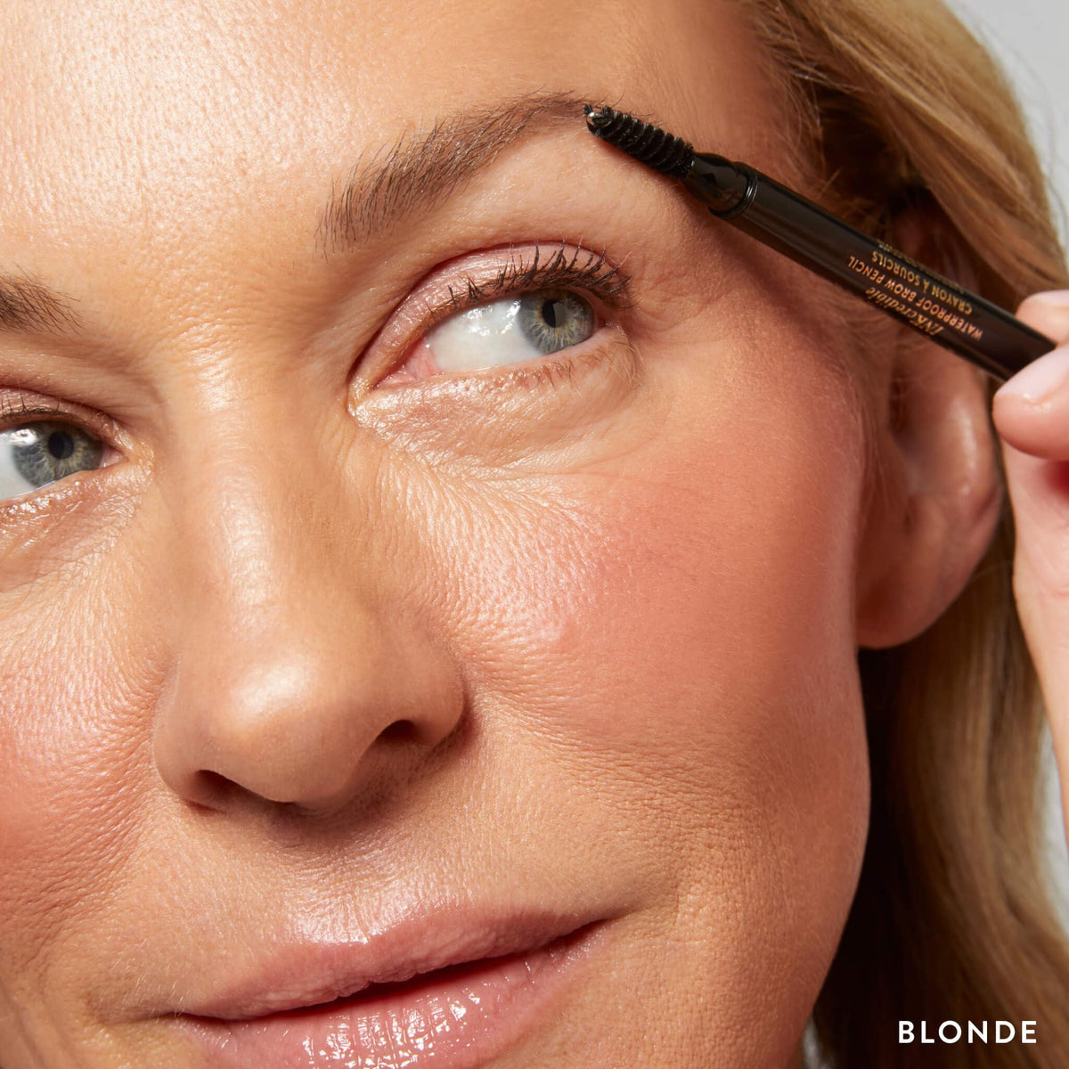 LAURA GELLER NEW YORK close-up of angled tip for precise hair-like strokes