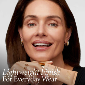LAURA GELLER applying tinted moisturizer with fingers for quick, natural blending