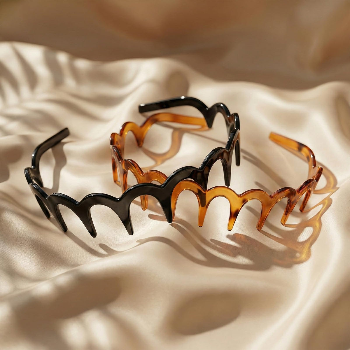 LÉ ÉCLAT hand holding band showing scale and lightweight comfort benefit