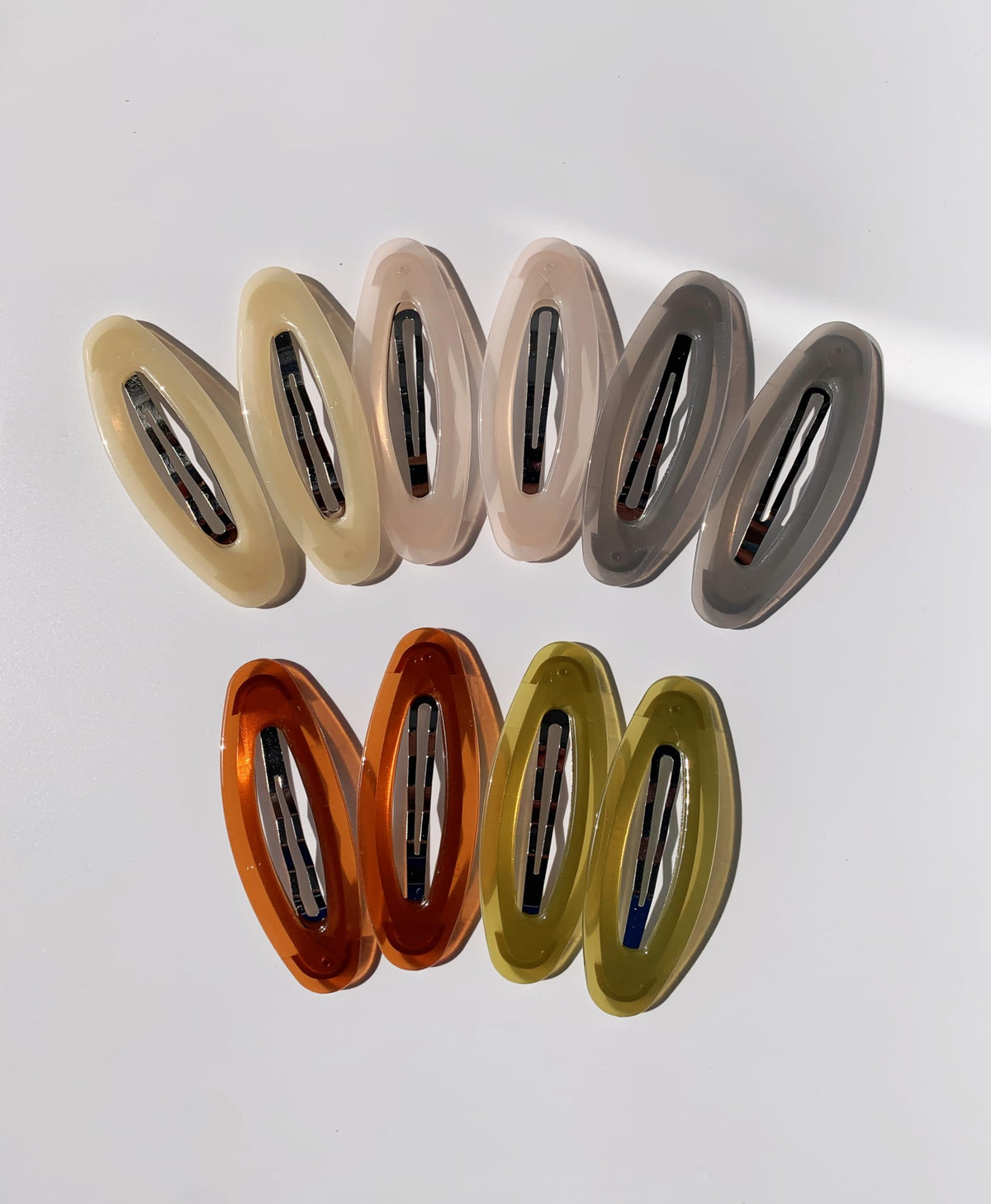 Lemeilleur acrylic-resin surface texture close-up highlighting smooth finish that protects hair