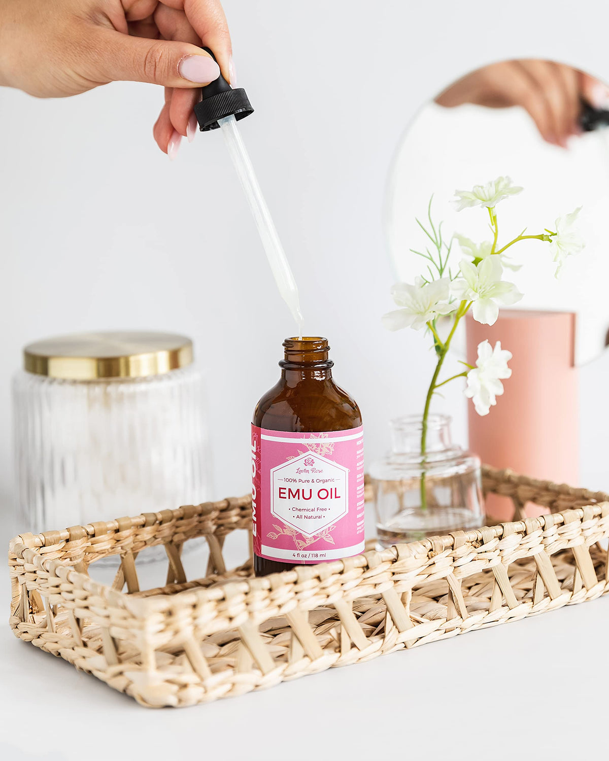 Leven Rose oil texture close-up demonstrating lightweight absorption benefit