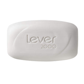 Lever 2000 bar in hand size comparison showing comfortable grip and travel-friendly benefit